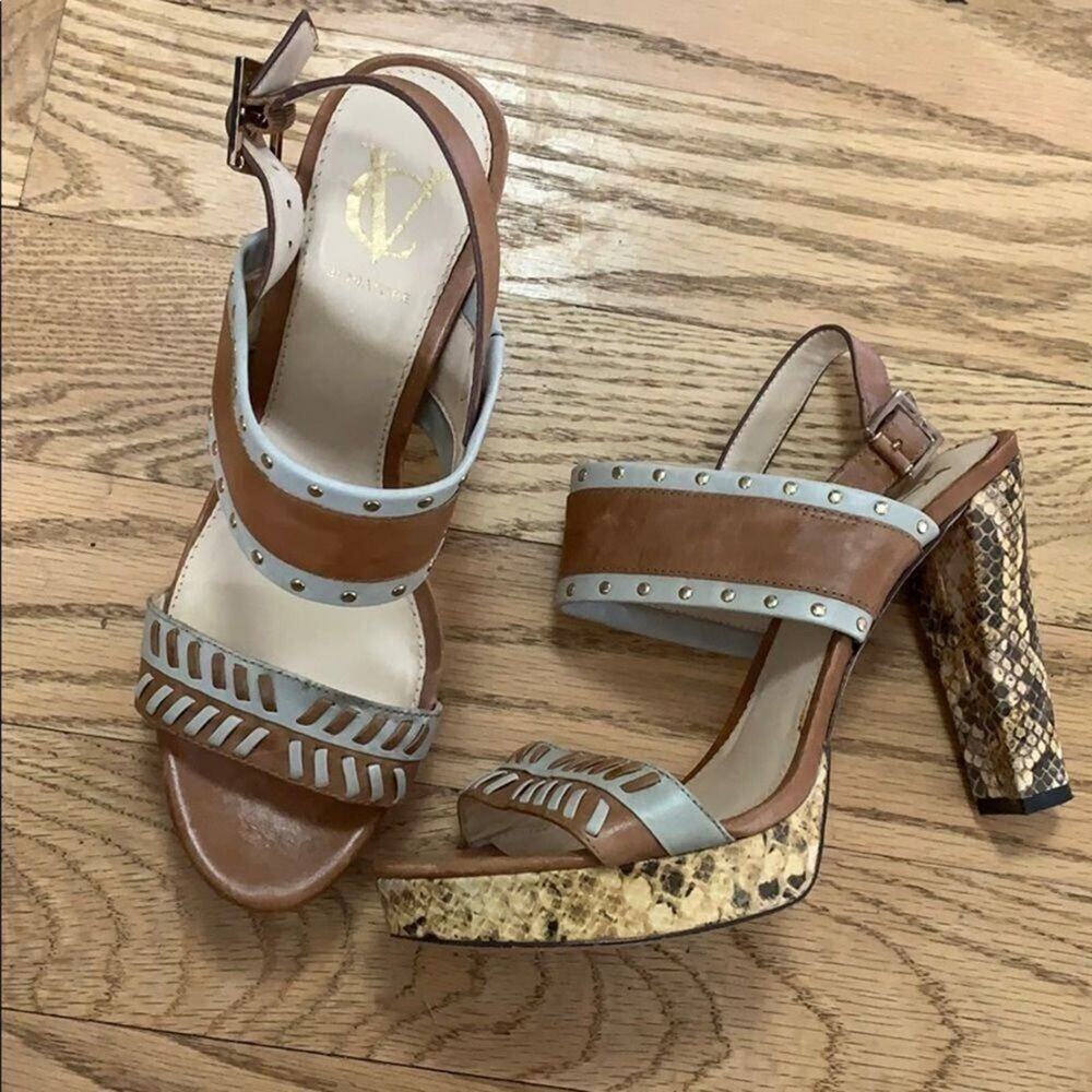 CV SIGNATURE LEATHER SANDALS SIZE 8.5M
